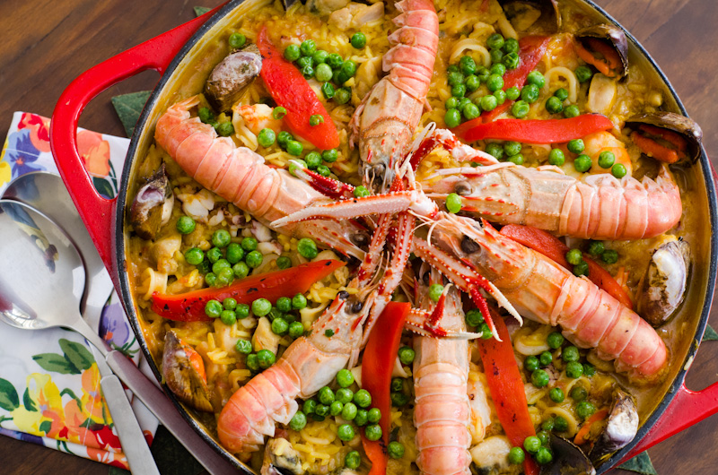 paella com frango e frutos do mar na chapa branca. prato espanhol