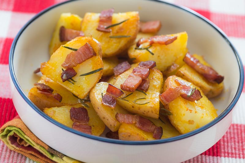 BATATAS ASSADAS COM PÁPRICA E BACON